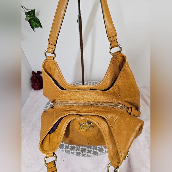 ❤EUC CarryAllLeather 3 Compartment Shoulder Bag. - Picture 5 of 15